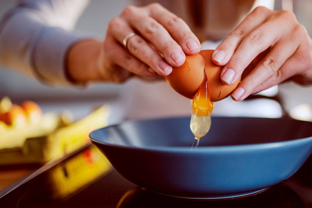 Qué no debes hacer nunca al cocinar con huevo: SAIA lo cuenta en ‘La Vanguardia’