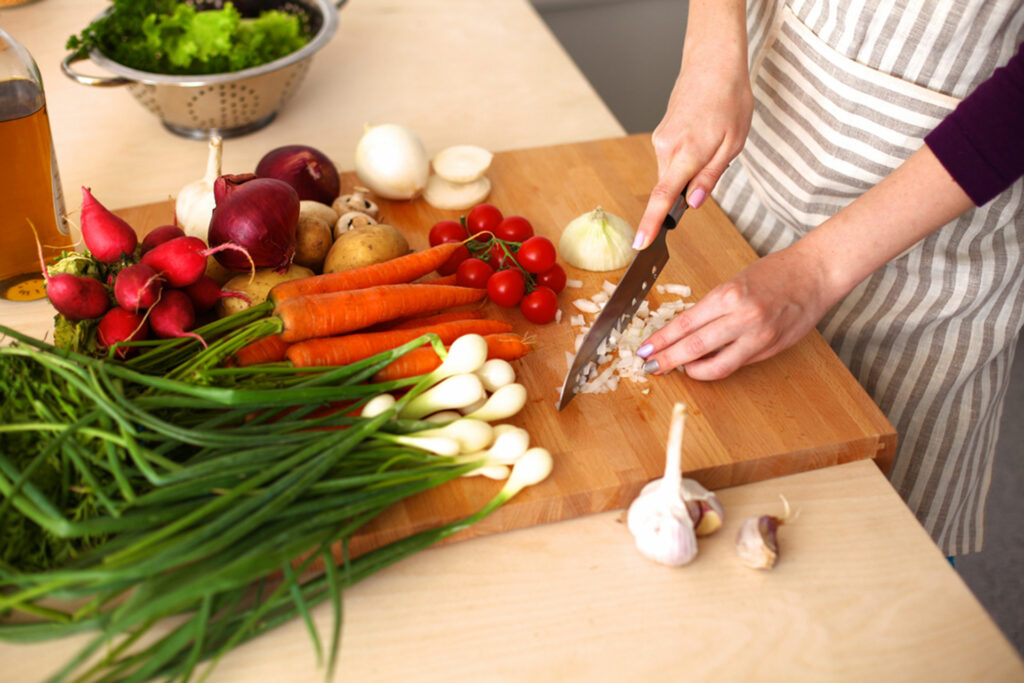¿Las tablas de cortar alimentos deben ser de plástico o de madera? SAIA lo explica en ‘20 minutos’